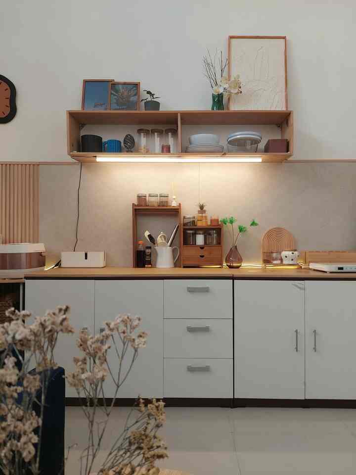 Salah satu best purchase di rumahku yang harganya sangat affordable adalah lemari dapur bawah ini. Dimensi aslinya adalah 150x40x75 cm. Dengan lebar 40 cm itu tentu saja kurang luas untuk area dapur, makanya aku tambahin sendiri top counter nya dengan kayu dan dilapis kertasive motif kayu.
Dengan harga asli 900rb an aja, bisa mirip lemari yang harganya 3 jutaan.

#DekorBudgetFriendly
#EstetikMurah
#SpillDecorLowBudget
#kitchenlowbudget
#lemarilowbudget
#kitchenideas
#kitchenhack