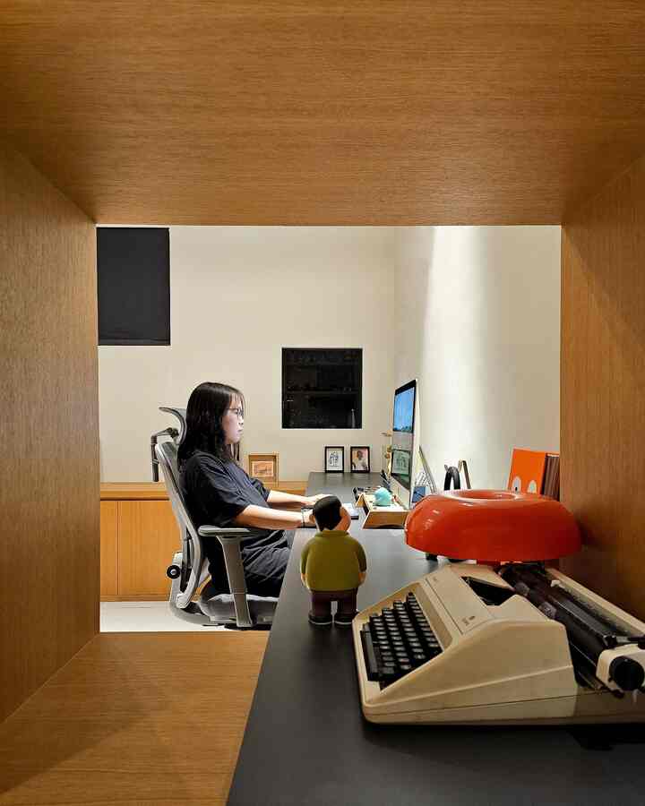 Ruangan favorit di rumahku adalah home office, tempat di mana aku paling sering bekerja. Makanya, aku isi kamar ini dengan benda-benda lucu yang bikin semangat kerja setiap hari. Kalau kalian, apa ruangan favorit dirumah? 🥰

#RuanganFavorit #BendaFavorit #SpillBarangFavorit #HomeOffice #RuangKerja #IssetHouse #KamarKerja