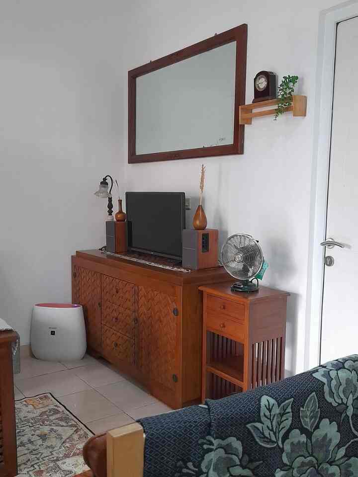 Living room yang multifungsi sebagai ruang tamu ini dalam setahun sudah mengalami perubahan layout furniture. Di rumah ini kami memiliki 2 Fan Table vintage dari #krisbow #lemarikayu #mejaruangtamu #mejakayu #storagetable #fantable #kipasangin #ruangtamu #vintage #retro #homestagram 