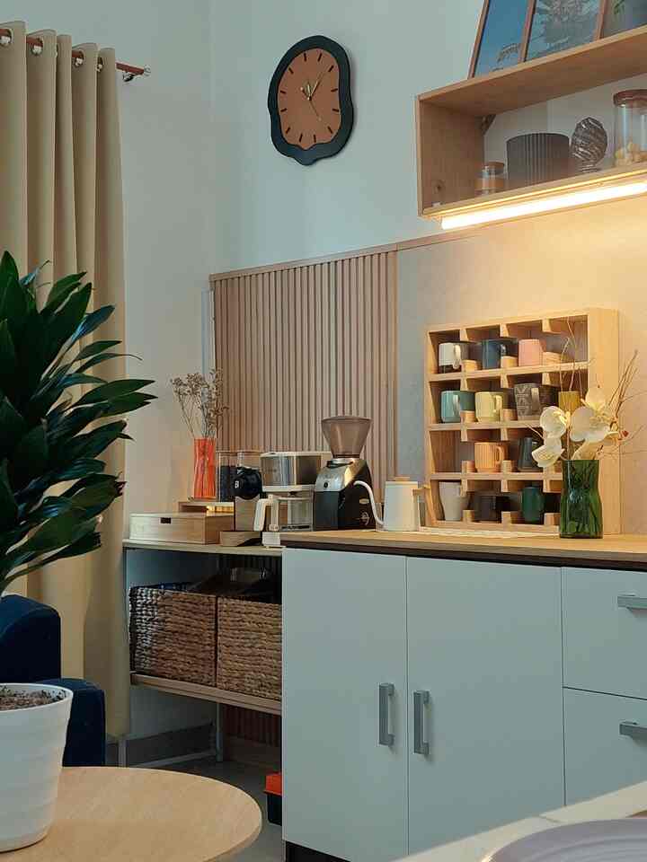 After yesterday moving the coffee corner into the workplace, now the coffee corner has returned to this corner. Because in the work room, access to water is far away, so you have to go back and forth to get the water.
Indeed, coffee tools are the most suitable for filling a small corner in this room. The problem is that if you fill it with large items it won't fit. With this coffee corner, the corner area doesn't become an idle area, so it's often touched again ☺️☕️

#NarrowRoomCorner
#NarrowCorner
#NarrowCornerDecoration
#coffeecorner
#coffeelover
