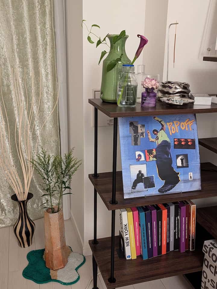 私の好きなものを集めたスペース🧡
夜は必ずお香の時間。

2枚目のお花を挿しているフラワーベースは、
実はフラワーベースではないです🕺
手前はborosilというガラスメーカーのビーカーを
フラワーベースとして活用。
私はロフトで見つけて買いました！
カーネーションを挿した紫のビン？は、東京にある、
スリフトモール南町田店で80円でGET！！
海外小物からアンティーク品までたくさんの
インテリア雑貨があるのでおすすめです🔥

#イノセンス #イノセンスホルダー #お香 #お香立て