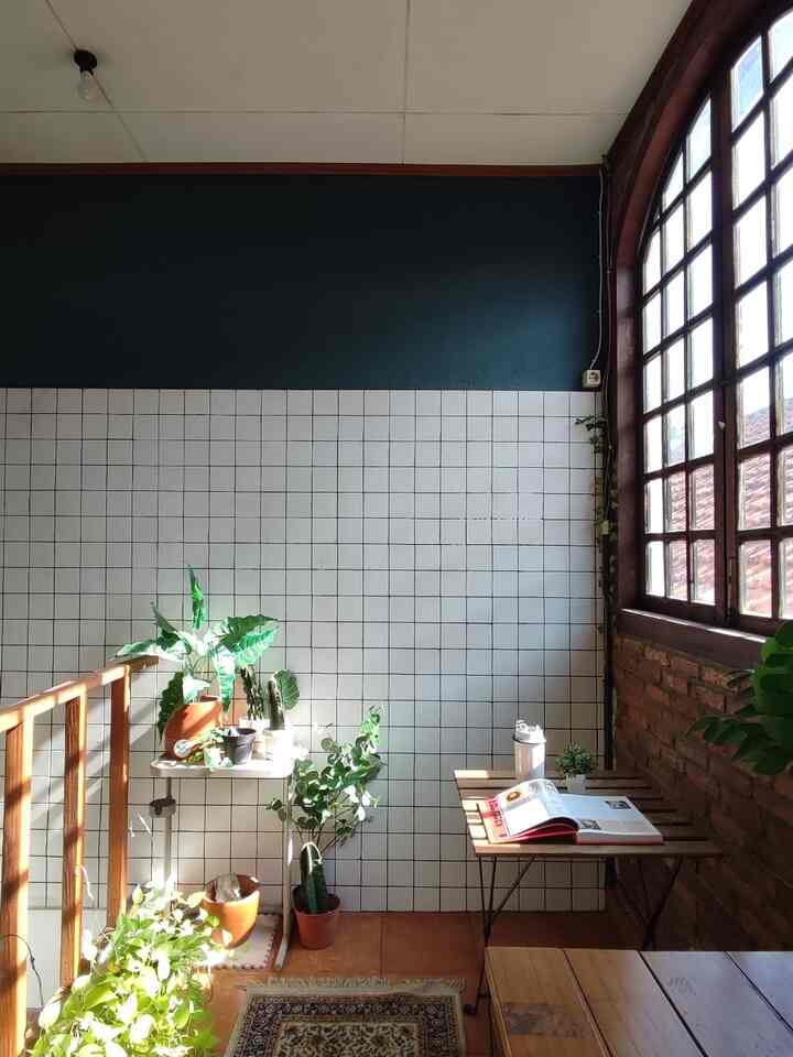 Tempat duduk2 dipagi hari. hanya di pagi hari. kalau siang udah panas. Butuh AC disini sepertinya. Padahal suasamya udan enak banget diruangan atas ini.
#livingroom #tinyhome #tinyhomecafe #homecafe #ruangtamu 