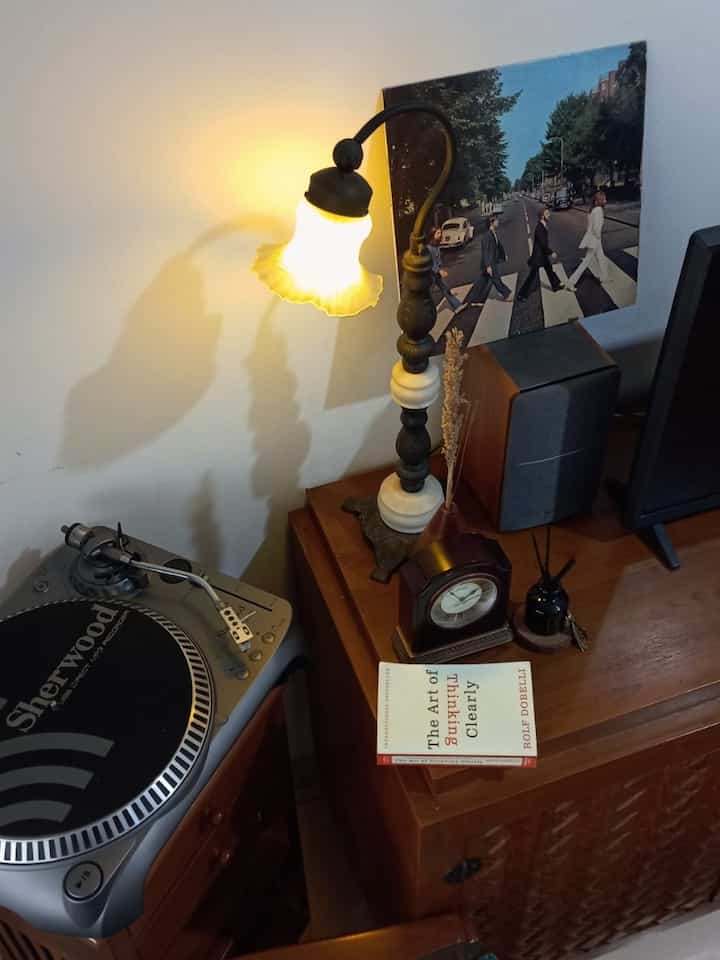 MUSIC CORNER
Music corner ini area hobbynya suami yang sangat suka dengan musik. Bahkan koleksinya bukan hanya Vinyl/ PH tetapi juga berbagai CD dan bukan hanya memiliki 1 atau 2 saja melainkan mungkin lebih dari 100 pcs. Khusus untuk vinyl record ini, suami sudah lama memiliki turntable nya bahkan mungkin lebih dr 10 tahun, tp kebetulan sempat disimpan di Bandung (rumah orang tua suami) dan baru kami ambil kembali, beserta semua koleksi vinyl & CD nya. 

Dulu saya punya mimpi, suatu saat nnti akan bikin 1 ruangan khusus untuk semua koleksi hobby suami, supaya suami bisa menikmatinya. Tapi saat ini belum bisa terealisasikan, karena keterbatasan ruangan di rumah kami yang hanya memiliki 2 kamar tidur, makanya salah satu sudut kecil di rumah ini saya jadikan "MUSIC CORNER" untuk suami dengan modal meja nakas seadanya yang kami beli di Solo. 

#musiccorner #turntable #homedecor #midcentury #vinylcollection #sudutrumah #tinyhouse #72m2 #rumahminimalis #rumahcluster #depok #homestagram #vintage 