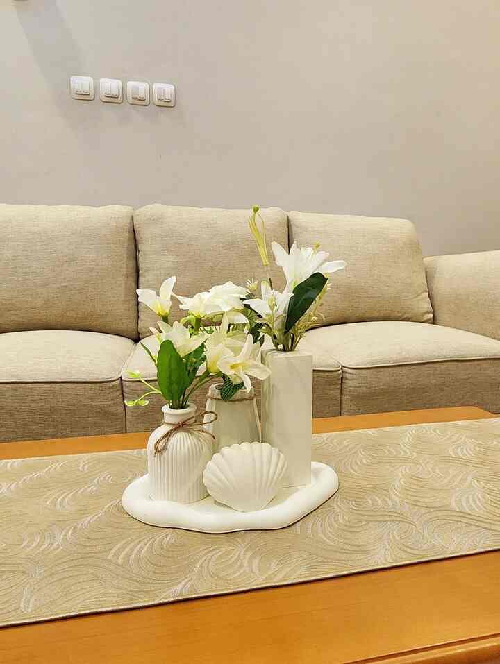 Menambah dekorasi pada meja ruang tamu agar tidak kosong :(

#ruang tamu #rumahminimalis #desainjapandi #rumah #vasbunga #bunga #bungahias