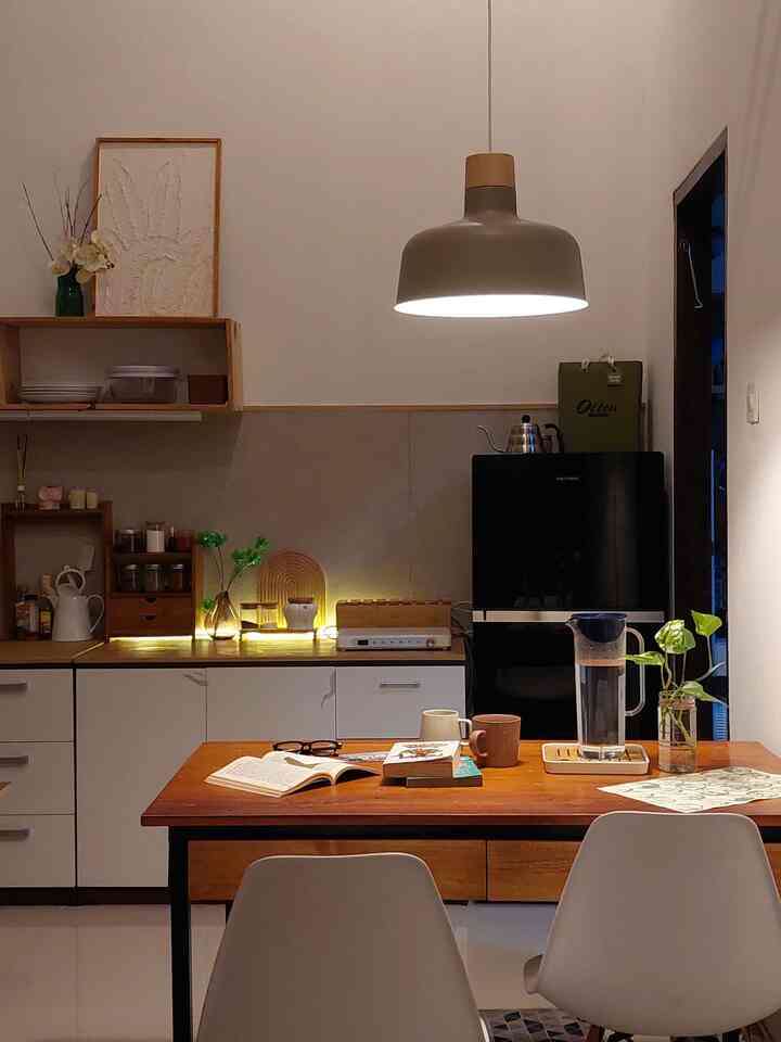 Lampu punya peranan penting dalam estetika sebuah ruangan. Aku suka sekali menambahkan tambahan lampu aksen selain dari lampu utama yang ada di plafon rumah.
misalnya di meja makan ini, aku memakai lampu gantung yang agak besar dengan lampu warna kuning.
di bagian dapur aku tambahkan lampu led strip juga berwarna kuning.
Dikamar aku menambahkan lampu gantung juga. Termasuk lampu meja dengan tone yang sesuai dengan tema vibrant yang ada di kamar.

#LampuRumah
#InspirasiLampu
#SpillLampuEstetik
#lightingideas
#pencahayaanrumah
#accentlight
