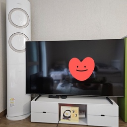 #오늘의우리집 #포커스그룹 #맞팔 #삼성전자 #QLEDTV #에어컨 #스탠드에어컨 #화이트가전 
이번에 이사하면서 거의 대부분의 가전을 새로 샀는데 회사 복지몰+임직원몰+지인찬스로 삼성전자 가전으로 픽했다.
2탄으로 거실 가전!