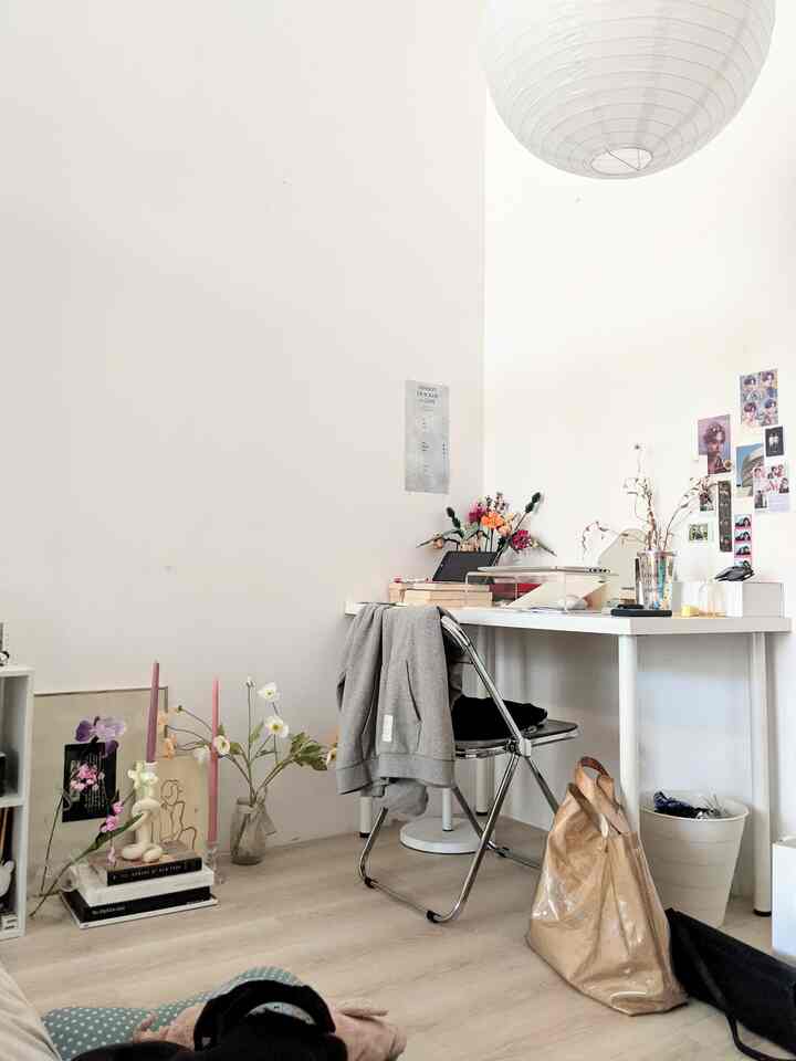 Desk setup di kamarku ini sengaja dibuat sangat laid back dan colorful untuk nambah inspirasi kalau lagi harus kejar deadline pas weekend😋
#eclecticbedroom #desksetup #workingspace #corner #desk #bedroomdecor #wfhspace