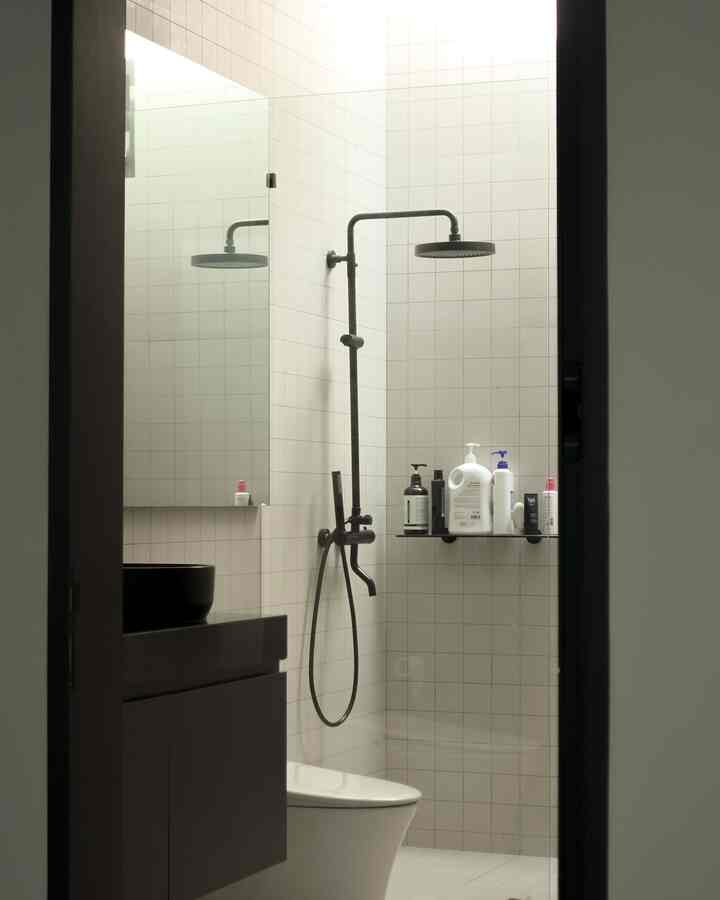 Kamar mandi kami menggunakan full keramik pre-cut mosaik berwarna putih supaya selalu keliatan bright dan bersih, biar nyaman ketika menghabiskan waktu di kamar mandi 😁

#KamarMandi #Bathroom #IssetHouse #Bathinspo #InspirasiRumah #toilet  