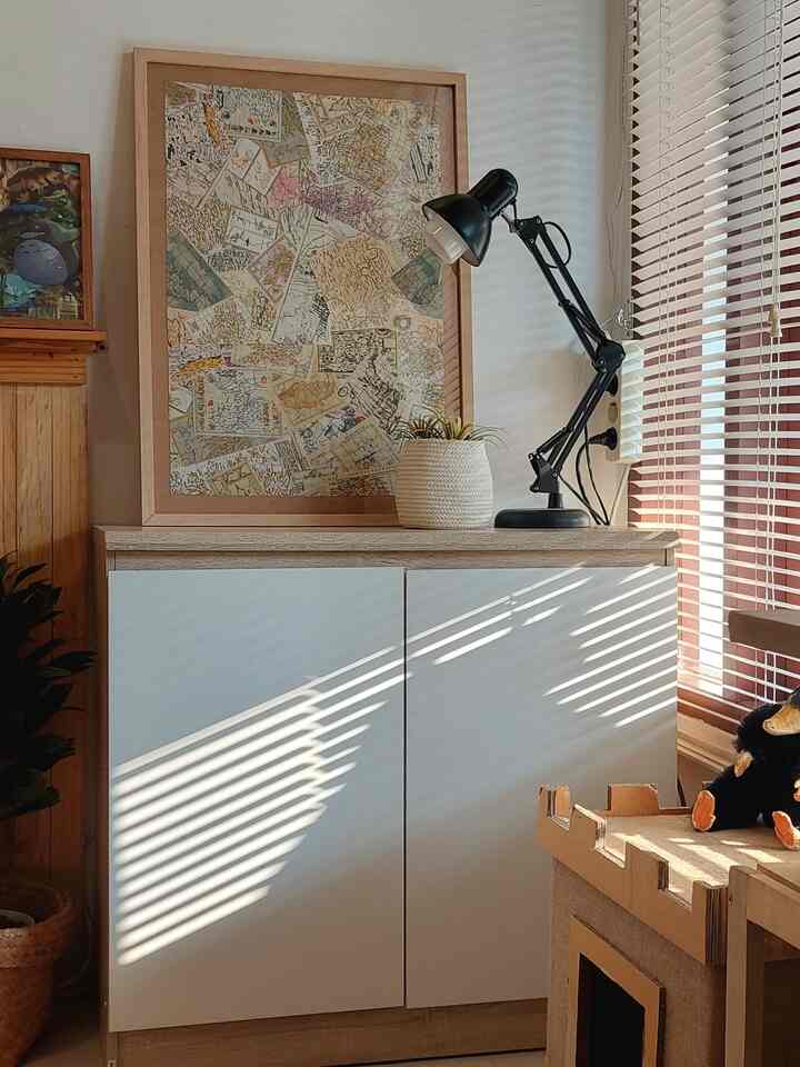 Ruangan ini adalah yang paking banyak transfromasinya. Awalnya saya pakai untuk ruang kerja sekaligus studio jahit. Berikutnya saya pindah studio jahit ke ruangan lain di belakang, jadi ruangan ini full untuk office saja. Tetapi semakin lama, semakin sering kedatangan saudara sehingga saya perlu kamar tidur tambahan.
Akhirnya jadi lah kamar tidur tamu yang masih menyatu sama meja kerja saya.
Kalau tidak ada tamu, tentu saya pakai untuk kerja dan istirahat siang di kamar ini. ☺️

#guestroom
#bedroomideas
#desainruangtidur
#ideruangkerja
#homeofficeideas