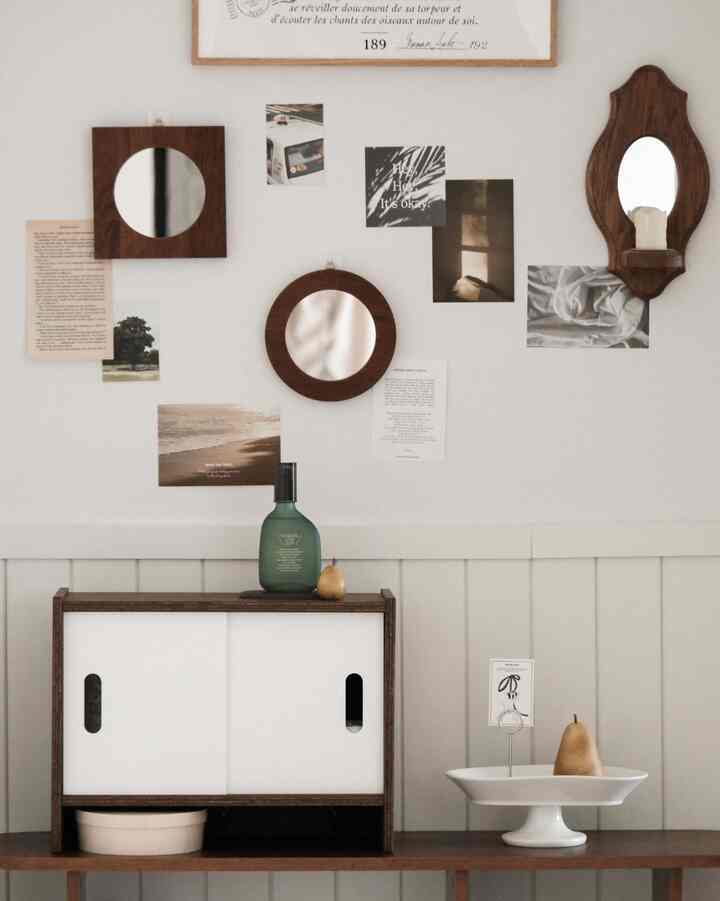 Zona foto favoritku di ujung lorong🤍

.
.

#Interior kayu #복도인테리어 #우드선반 #우드앤화이트 #우드톤 #아파트인테리어 #20평대인테리어 #20평대아파트인테리어
#Cermin mini #벽꾸미기 #벽인테리어 #벽장식
#Kartu pos antik #벽거울 #원목거울 #우드거울 #홈데코소품 #예쁜템최고야 #엽서인테리어 #엽서소품