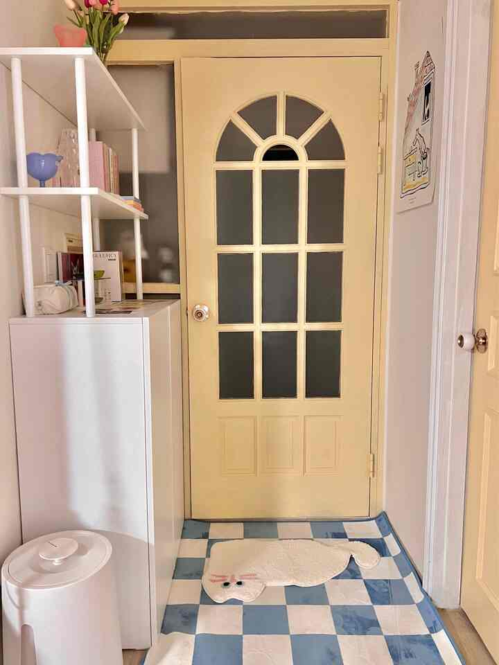 These days, I'm busy cleaning up the messy house🙄

After finishing the most difficult painting of the middle door🤣..
I've been worrying for months whether to just use it wide or put a storage unit!
During that time, I put the wooden shelf hanger that I used in my previous house.. but it kept getting messy because things kept getting put on it and left on itㅋㅋㅋ So I ended up putting a storage unit in the hallway!
I'm a maximalist, but I reflected on myself for thinking that I should use the space wide^.^

It's really so neat and pretty..
I was debating between yellow and white, but I ended up with a white storage unit, and it looks wider and neater!
The yellow storage unit came out so pretty, so I want to buy a yellow one later and put it somewhere in the house⭐

Now, it's time to change the handle for the last time, but I'm also debating whether to just change the middle door or all of it, or leave it as isㅋㅋㅋ
I don't know, but that vintage-feeling handle doesn't look bad with the butter color!?
#SelfInteriorMaster #맥시멀리스트 #내돈내산 #내돈내산추천템 #현관인테리어 #현관중문 #예쁜템최고야 #수납장 #집에서제일바빠 #집꾸미기 #셀프페인팅 #셀프인테리어 #현관꾸미기 #버터인테리어 #맞팔