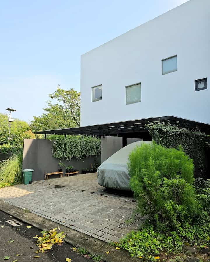 Fasad dengan style Minimalis ✨️

Fasad kami dibuat dengan style minimalis dan modern karena kami suka banget sama vibes rumah minimalis di jepang yang simple dengan dominan warna putih ✨️

#InspirasiFasadRumah #FasadCantik #FasadRumah #Facade #Exterior #Landscape #IssetHouse #DesainFasad #FasadRoster #FasadRumah2Lantai