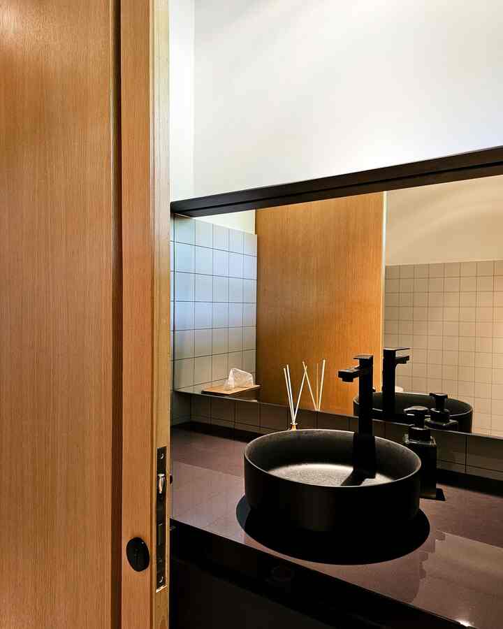 Powder room ada di lantai 1 rumah kami, yang diperuntukan untuk tamu yang berkunjung. Supaya lantai 2 bisa menjadi area private untuk kami 🥰

#PowderRoom #Toilet #Bathroom #KamarMandi #IssetHouse #InspirasiRumah