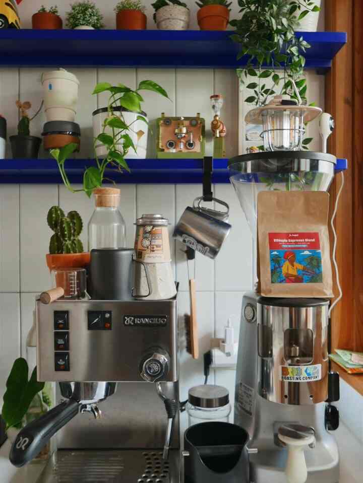 Hmmm bikin kopi apa hari ini yaa?
#InspirasiDapur #DapurCantik #DapurRumah #tinyhome #rumahmungil #tinyhomecafe