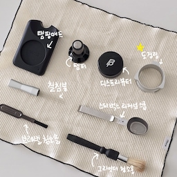 🌷홈카페 필수템 3가지. 요건 있어야죠!☕️
홈카페 꾸미고 커피에 푹 빠져 산지 1년 4개월
하나하나 모아온 홈카페 용품들이에요
직접 사용해 보니 이 정도는 있으면 좋겠더라고요
하나씩 소개해 볼게요
1️⃣도징링
저는 브레빌878 포터 필터에 끼워서 사용해요
그라인더에서 원두를 받을 때
넘치지 않게 잡아줘서 원두 낭비를 줄여줘요
도징링 장착한 채로 칠침봉 사용도 가능하고
탬핑도 가능하답니다
#홈카페투어 #홈카페 #홈카페인테리어 #홈카페존 #홈카페조명 #홈카페족 #홈카페소품 #홈카페장 #홈카페수납장 #홈카페수납장 #홈카페스타일링 #홈카페꾸미기 #벽조명  #커피용품 #커피머신 #브레빌 #브레빌878 #화이트인테리어 #유리블럭 #유리블록 #유리블럭인테리어 #예쁜템최고야 #집에서제일바빠 #집들이선물추천 #집들이선물 #40평대인테리어 #40평대아파트인테리어 #40평인테리어 #타워형아파트 #타워형구조  