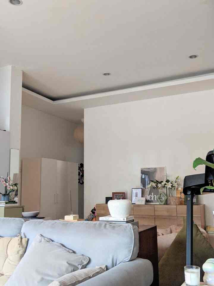 Ruang tengah ini adalah space paling tricky di rumah aku. Space ini sebetulnya termasuk living room tetapi tidak masuk ke ruang tamu. Ruang tengah ini termasuk tricky untuk di dekor karena bersifat open space dan high traffic sehingga membutuhkan banyak elemen untuk mengisi ruangan, tetapi di saat yang sama juga harus bisa mengakomodasi "mess" yang tercipta dari traffic ruangan ini.
Ruangan ini diisi dengan furniture besar seperti credenza atau lemari yang bisa dengan cepat mengisi ruangan tetapi juga bisa mengakomodasi penyimpanan barang.
Untuk lemari, karena tinggi, aku memilih warna putih agar menyatu dengan dinding sehingga tidak membuat ruang terasa sempit. Untuk credenza aku memilih warna neutral dan bahan kayu agar sesuai dengan tema rumah dan mudah di dekor
#InspirasiRuangTengah
#RuangTengahCantik
#RuangTengahRumah
#EclecticDecor