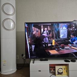 #포커스그룹 #맞팔 #거실 #거실인테리어 #화이트인테리어 #qledtv #qled #구글홈 #미박스S #삼성전자tv #65인치tv #65인치 #ai스피커 #ott #셋톱박스 
주말에 주로 시간을 보내는 거실이예요.
원래 집돌이인데다 밖에 요즘은 날씨가 더워서 밖에 거의 나가질 않는데요.
그래서 거실을 제일 취향껏 꾸미려고 노력했어요.
이사 오면서 전에 쓰던 43인치 tv 들고 왔다가 결국 너무 작게 느껴져서 65인치 QLED TV를 새로 들였어요.
원래 75인치랑 고민했는데 거실 자체가 좁아서 TV 놓을 공간이 마땅치 않아서 65인치로 했어요.
근데 65인치도 비좁은 거실 ㅠㅠ
TV 밑에 놓인건 안드로이드 셋탑박스랑 인공지능 스피커예요.
알고보니 삼성전자 TV는 OS가 타이젠이라 구글 크롬캐스트가 안되더라구요 ㅠㅠ
그래서 결국 안드로이드 셋톱박스 미박스S를 다시 연결했어요. 안드로이드 셋톱박스가 가끔 폰으로 보던거 TV 연결해서 보기 편해요!
올여름은 진짜 더워서 에어컨 없이는 안된데요.
미리 준비하길 진짜 잘했다 싶어요.
거의 5월부터 틀기 시작했던거 같아요.
자기 전에 제일 약하게 에어컨 키고 자면 잠들기 딱 좋습니다!