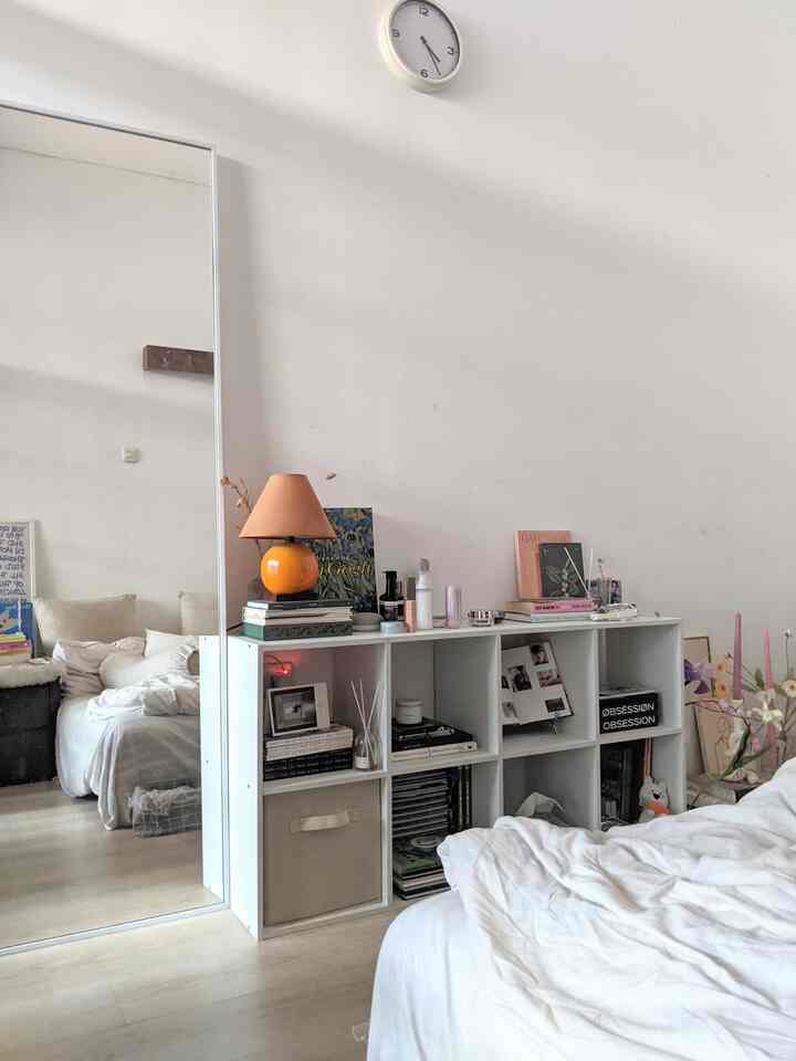 Pengen share foto bedroom aku pas lagi berantakan😁 Tiap beli barang yang lebih ke fungsi aku pasti tetep pertimbangin desain atau packagingnya jadi kalau belum sempet beresin kamar setelah ada aktifitas dan barang-barangnya tersebar di kamar, mereka terlihat seperti intentional mess karena designnya bagus🤭🤭
#eclecticbedroom
#livabledecor
#bedroom
#practicaldecor