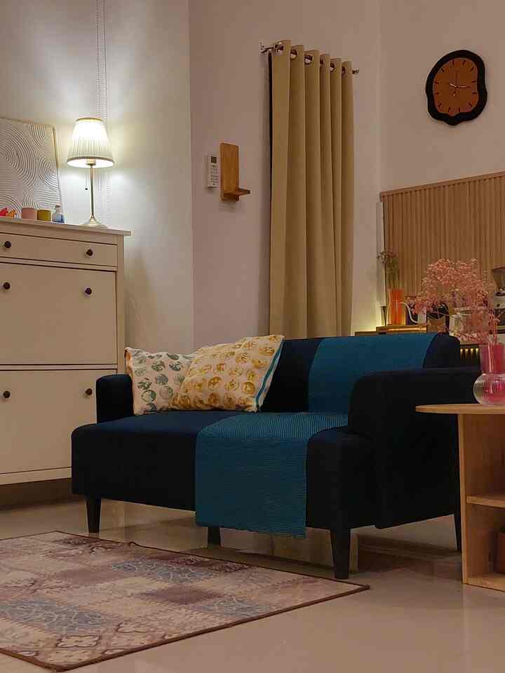 Home at night. Biar lebih cozy, saya lebih suka menyalakan lampu aksen ketimbang lampu utama rumah ini.
#livingroomideas
#livingroomlighting
#lightingideas
#lampuaksen
#accentlight 