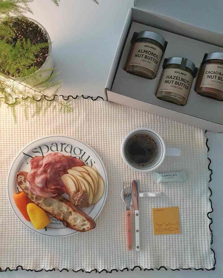 #ホームカフェツアー

疲れて午前には伸びているが遅い亜店でりんごとココハナッツバターのように食べると美味しいと言って食べましたが、手軽に食べられるのでか力が出ましたよ！ 
ナッツバターの質感はカリフォルニア産の最上級アーモンドを済州島で直接焙煎して100％アーモンドを丸ごと粉砕し、アーモンド粒がある程度の食感はある大きさです。

＃ココハ＃グッドモーニングココハクラブ＃アーモンドバター＃ナッツバター
＃ナッツバタートースト＃無磁器＃mujagi
#mujagicrafter4 #mujagi_official
＃カトラリー＃カトラリーサポート＃ホームカフェ＃ホームクック
＃ホームクックスターグラム＃ホームクックレシピ＃料理＃料理スターグラム
＃ホームスタイリング＃ホームスターグラム＃リビングスターグラム
#家庭教師