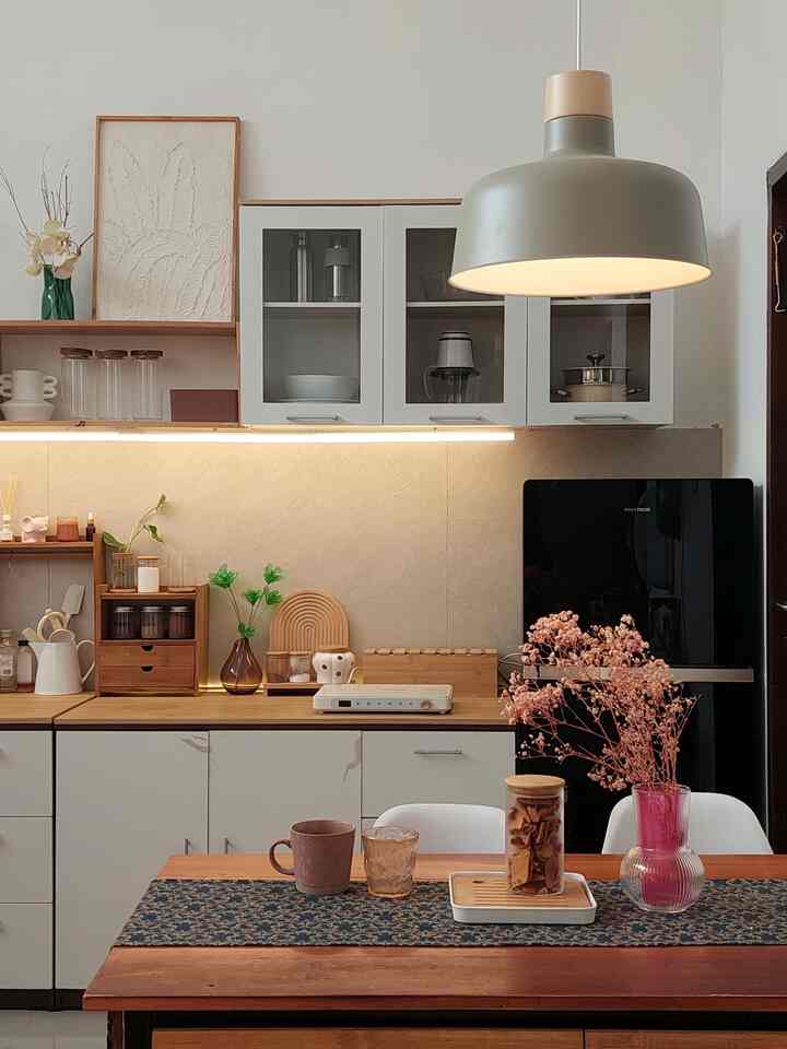 Untuk memenuhi kebutuhan storage di rumah, aku akhirnya menambahkan cabinet atas di dapurku. Aku memilih warna yang senada dengan bagian bawahnya yang kebetulan sama-sama produk Pira Home. 
Warna putih dan kayu masih menjadi dominan di area dapur japandi ini. Aku juga berencana akan menerapkan tema yang sama untuk area sink di makeover dapur selanjutnya ☺️

#BikinCantikDapur
#MakeOverDapur
#RenovasiDapur
#KitchenStyling
#BudgetKitchen
#KitchenIdeas