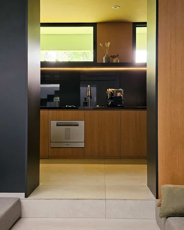 Dapur kami diisi dengan kombinasi backsplash granit hitam & kayu yang diterangi dengan led ambience light. Kami memakai backsplash granit hitam supaya durable dan mudah dibersihkan ketika habis memasak 🍳

#BikinCantikDapur #MakeOverDapur #RenovasiDapur #IssetHouse #rumahmodern #ruangdapur