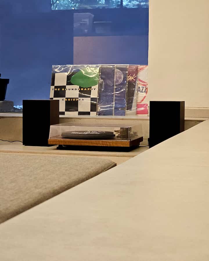 家でビニールレコードの曲を聴きながらリラックスすることは、長い一日の仕事の後にリラックスできる私たちのお気に入りのアクティビティです 🎶

#家で好きな時間 #SantaiDiRumah #RuanganFavorit #Piringanhitam #Turntable #LivingRoom #IssetHouse