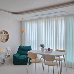 우리집 거실에 새로운 테이블이 자리잡았어요🤍
화이트 세라믹 상판과 크롬 다리의 조합이라니😍
쇠테리어에 안성맞춤이죠?ㅎ
통세라믹으로 오염에 강하고 뜨거운 냄비도 걱정없어요~
하지만 통통 거리는 소리가 걱정이었는데 
상판 아래 소나무 원목이 덧대져 있어
울림이 확 줄어 깜짝 놀랬어요~🤍
1600사이즈에 상판 라운드 형태로 선택했는데~
4인가족 충분히 여유가 있어 딱 좋았어요~
의자는 레이나 패브릭 체어로 선택했는데 
전 가죽보다 패브릭 체어를 선호하거든요~
부드러운 착화감에 등받이가 넓어 넘 편해요👍
앞으로 이곳에서 가족들과 행복한 다이닝 시간을 보낼 생각하니 
행복하네요🤍🤍
#오늘장면한컷 #맞팔 #거실 #거실인테리어 #식탁 #식탁의자 #크롬식탁 #세라믹식탁 #세라믹테이블 #오늘의가든 #집에서제일바빠 #오홈스토랑 
