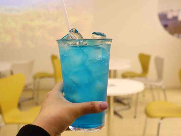 #여름간식월드컵 #맞팔 

黄色と黄色のカフェでブルーレモンエイドを飲む🩵