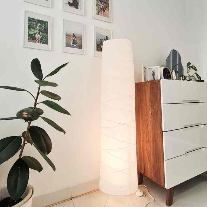 Ruang tamu atau ruang keluarga merupakan salah satu bagian yang paling sering dikocok.
.
Mulailah dengan mengganti tanaman, atau memiringkan posisi lampu. Apa-apaan? Biar gak bosan dan selalu merasa nyaman dengan penghuninya :) 
.
Kalau iya, adakah cara lain agar ruangan terasa nyaman dan tidak membosankan?
.
#rumahbertiga #BTNOAS8 #livingroom #livingroomdesign #myhome #homeinspiration