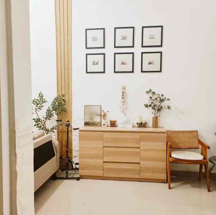 Salah satu spot favorit dirumah - Ruang keluarga, sebagai space terbuka untuk kumpul bersama keluarga dan foto keluarga. Space sengaja dibuat luas tanpa banyak barang agar bisa digelar tikar untuk kumpul dan bermain bersama anak. 
. 
Selamat hari Kamis semua🤗🥰 Semangat terus ya. 
. 
Salam dari rumah mungil - gra.va__house
. 
#BTNOAS8
#Rumah 
#minimalis 
#ohouse
#japandi
#rumahku 
#tips