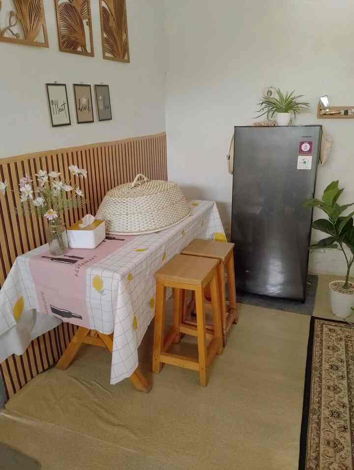 Area ruang makan, masih belum punya meja makan yang bagus, tapi segini aja cukup untuk kami yang tinggal berempat dengan anak-anak 

#ruangmakan #ruangdapur #inspirasiruangmakan #ruangmakansederhana