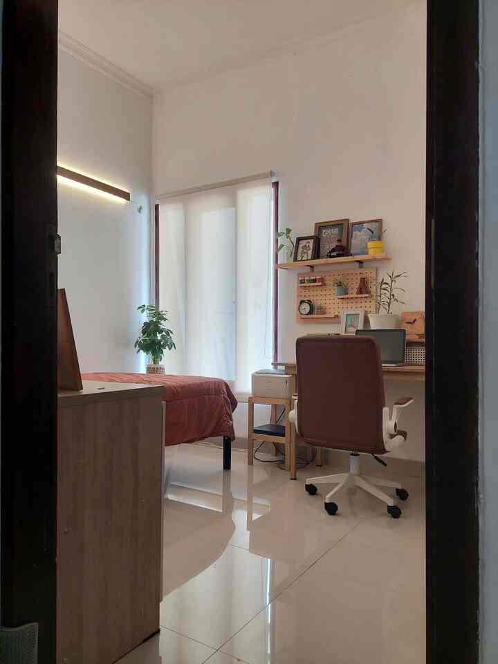 Aku baru ganti tirai jendela dengan roller blind tipe dim-out. Sebelumnya aku pakai tirai kain juga venetian blind, tapi kemudian dicakar dan digigit-gigit kucing di rumah. Akhirnya aku ganti kembali pakai roller blind ini.
#Bedroomideas
#rollerblind
#inspirasitiraijendela
#Inspirasikamaranak
#bedroomstyling