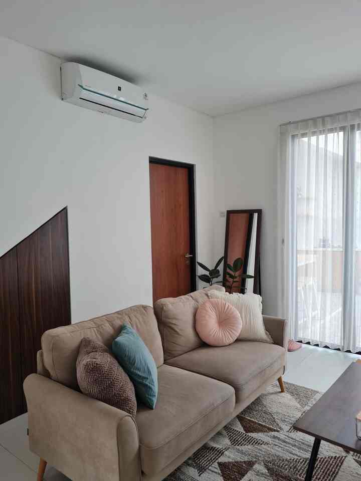 Rumah bertiga hanya memiliki satu ruangan seperti ini. Jika ada tamu, itu menjadi ruang tamu. Kalau tidak ada tamu jadi ruang keluarga. Jika tamunya adalah keluarga? Tetap jadi ruang keluarga 🤣🤣🤣🤣
.
Biasanya karena banyak aktivitas di sini, kondisi ruangan bisa menentukan mood penghuninya (baca: saya) ya. Kalau ruangannya rapi, entah kenapa suasananya lebih bagus, makanya barang-barang di ruangan ini juga tidak banyak.
.
#tiga rumah #rumahtumbuh #ruangtamu #ruangkeluarga #rumahminimalis #rumahsederhana #home #livingroom