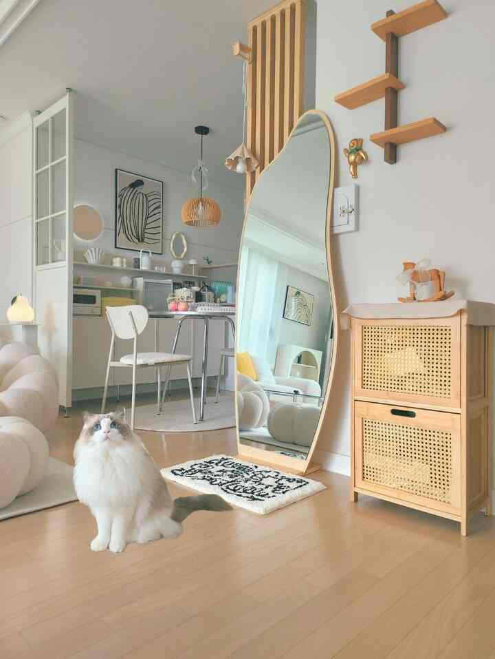 避けたい方程式…。
この明日に近づいてきました◡̈

私はストレスを受けると何かを買うようになると思います。
ところで寝て起きて決済する方々いらっしゃいますか？

私は夢遊病だけを買いたいのですが、必ず寝て決済をしましたよ🤣

エプジェはキムチを注文し、今日は小道具、またジュサムジュ島決済をして再び眠りましたか？

よく買ったので綺麗に使えばいいし、爽やかな朝を始めました…イッヒン 

アグリグ赤ちゃんの雰囲気がちょっと飽きて、サラサラしたソフィアリンドポスターの額縁に変えたのですが、とても気に入っていますか？

ベノシックスミラーゾーンももっときれいに見えるようです...
しかし、最近買ったクマのフックはあきらめないので壁を突き抜けています...🤣

今日の誰も気にしないTMIを煽るのは、今後の休暇のお世話が恐ろしいお母さんの不平と思ってください

それでは、今日も良い一日を過ごしてください✨️

🤍𝚝𝚑𝚊𝚗𝚔𝚜 𝚝𝚘 @vanosix  #웨이브거울 #집꾸미기 #오늘의집 #거울 #거실꾸미기 #침실인테리어 #원목거울 #소품스타그램 #화이트인테리어 #전신거울 #베노식스3기 #홈스타일링 #cozyhome #cozy #cozyvibe  #vanosix #wavemirror #파티션인테리어   #라뜰리에글로드 #몽유병 #고양이모델