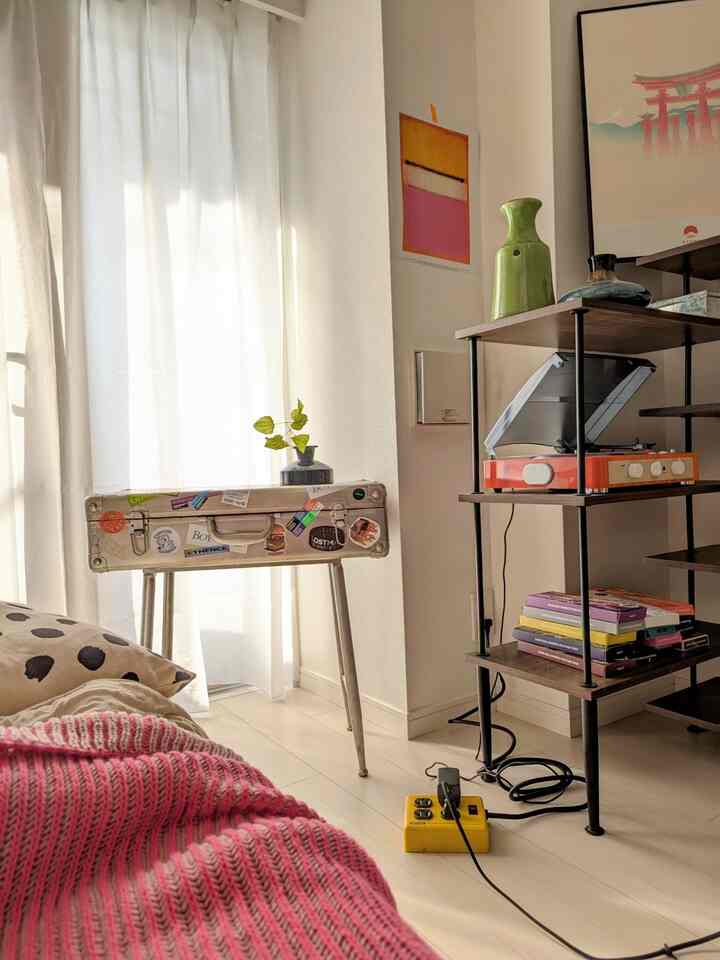 部屋のテーマは特になくて、
ただ自分の”好き”だけを集めてる🕺

現代的なデザインから、日本風なもの、
レトロなもの、ストリート系、、、

とにかくインテリアのスタイルは確立していません！
好きなものに囲まれるのが幸せ❤️‍🔥❤️‍🔥

#現代アート #10畳 #IKEA #IKEA家具 