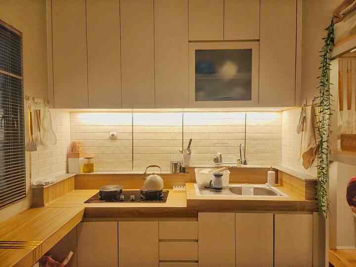 malam itu sendu...
izinkan aku mengadu...
mengharap sunyi tanpa berbunyi... 
hanya ada fikiran yg berlari sambil bernyanyi...

hampa bukan berarti kosong...
menutup hati tak bisa bohong...
asal bersamamu, ku berjanji...
malamku kini tak lagi sunyi menepi...

#dapurmodern #dapurantik #dapur #DapurKayu #dapurjapandi #interiordapur #desaindapur #designdapur #inspirasidapur #dapuridaman #dapurjapan #dapurwood
