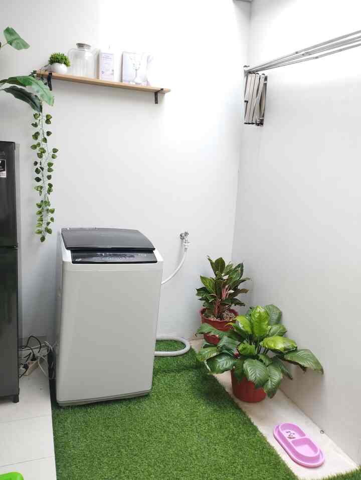  - S U D U T C U C I -
Meskipun hanya satu titik sudut, kecil dan menyatu dengan dapur, tapi area ini area yang paling adem di rumah kami 🏡 dipadukan dengan rumput sintetis yang membuat area menjadi segar 
#Rumputsintetis #DaourMungil #LaundryCorner
