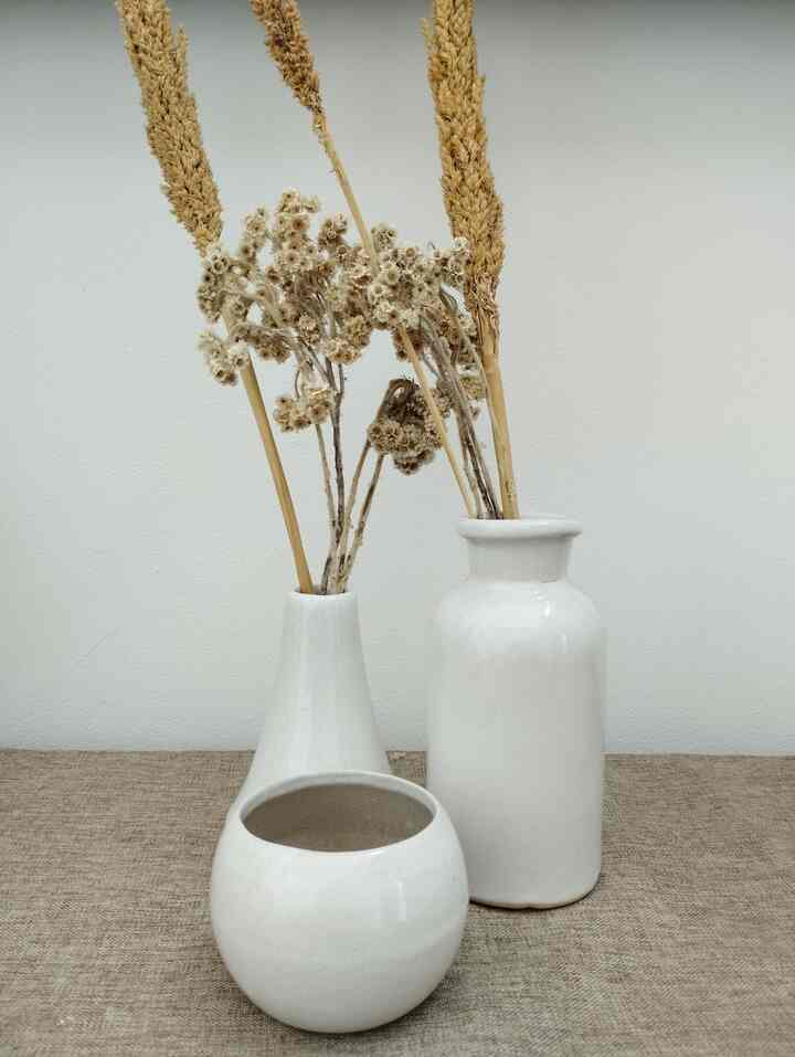 Vas Bunga mungil yang sederhana namun cantik. Menghiasi sudut rumahmu dengan tone warna dinding apapun 🌼
#Vasbunga #BungaKering #Bunga