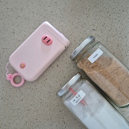 🧂조미료 정리
💫조미료들 정리하고 라벨링 해줬어요.
귀여운 돼지코가 달릴 라벨기로 예쁘게~~
▶️심플하게 글자로만 하는 것도 가능하고
그림과 날짜를 넣을 수도 있어서
취향에 맞게 꾸미기 좋아요~
▶️라벨프린터기가 없을 땐 투명테이프와 네임팬으로
라벨링이 가능해요.
🪄한쪽 끝은 제거하기 쉽게 접어주는 센스~~!!
💫조미료통은 청정원 스파게티 소스병을 이용했어요.
기존 라벨을 깨끗하게 정리해서 사용했구요
▶️로제는 600g, 크림류는 350g이라서
많이 쓰는 조미료와 적게 쓰는 조미료를 나눌 수 있어요.
▶️일자로 되어있어서 심플한 느낌이고
뚜껑이 일관되어서 깔끔하게 정리가 가능해요.
▶️병이라서 세척과 살균도 편리하고
투명이라 내용물 확인도 쉽구요.
▶️31 아이스크림 스푼도 쏙 들어가서
사용하기 참 편리해요~
#오늘장면한컷 #라벨기 #네임택 #조미료정리 #조미료통 #라벨링 #라벨프린터 #라벨프린터기 #오늘의집에서샀어 #클래스오감리뷰 #내돈내산 #꿀팁 #주방정리템