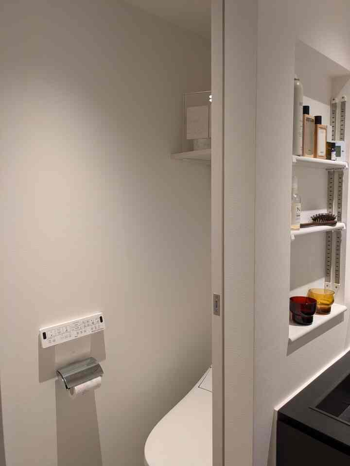 我が家のトイレ🫣

洗面所をオープンにして、隣に引き戸のトイレにしました
狭い空間なので出来るだけシンプルに、でも清潔感あるインテリア目指してます

飾り棚として使えるから、棚をもう少し下にしたら良かったな〜と思うこともあるけれど、垂れる系のグリーン置いてみようかなぁと考えてみたり🤔

みんなのトイレインテリア気になるのでサーチします

#トイレインテリア #トイレ #サニタリー