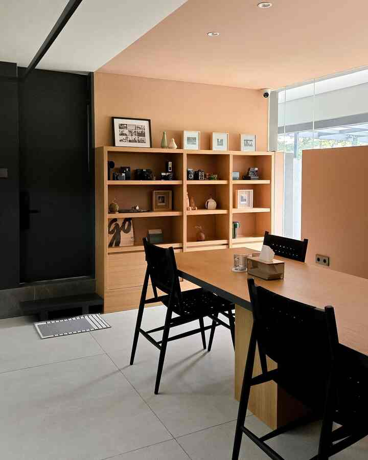 Dining Room kami didominasi dengan warna hangat perpaduan antara material kayu dan cat dinding yang senada supaya mood saat makan selalu terasa cozy 🍲

#PilihWarnaRumah #HomeColorPalette #RekomendasiWarnaRumah #IssetHouse #DiningRoom #RuangMakan