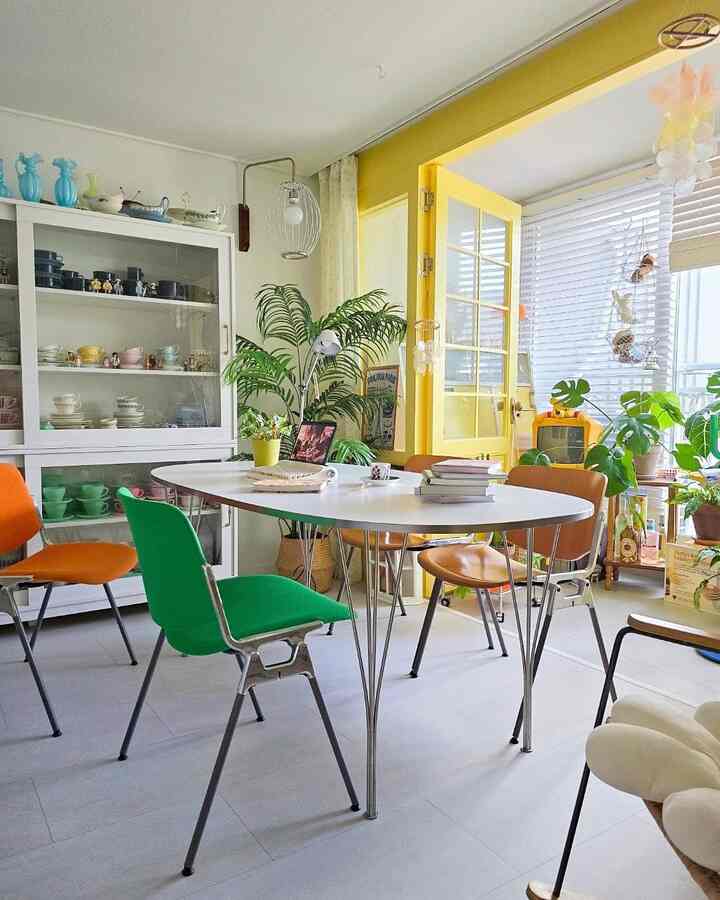 I brought the living room table into the bedroom and it felt different
The room was full, but somehow it became a space where I wanted to sit here and do something😍😍
I wanted to read a book, watch a movie, and have a drink ㅎㅎ

#Bedroom interior #침실꾸미기 #홈스타일링 #홈카페 
#Staying at home #집이최고 #예쁜템이최고야 #베란다인테리어 
#French door #중문인테리어 #노랑포인트 #그릇장
#Cabinet collector #빈티지수집 #빈티지애정템