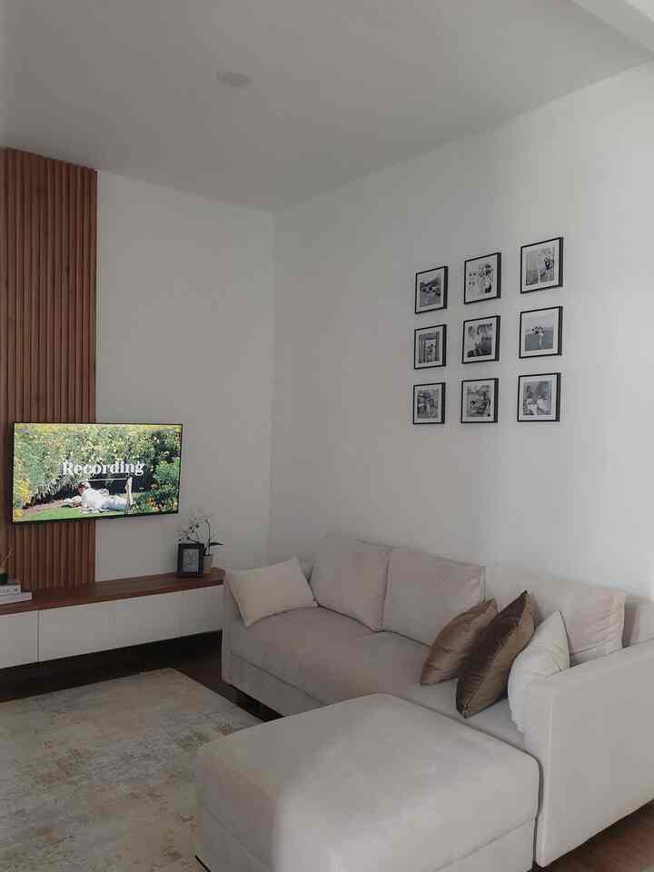 Sebetulnya tidak ada ruang tamu di sini. Semua yang datang adalah keluargaku, bukan sekadar tamu!
Ukuran ruangan ini 2.8 m × 2.3 m (semula kamar tidur yang temboknya dibongkar dijadikan ruang santai). Selamat datang di kediaman Enon! Selamat bercerita! 🤍

#livingroom #tvarea #smallhouse 