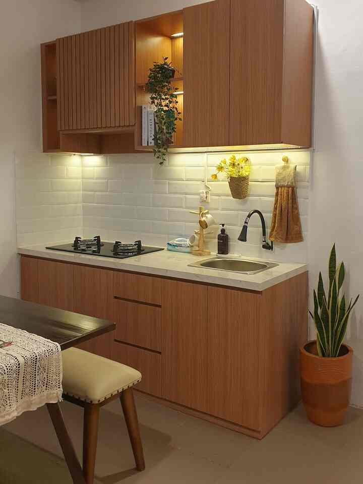 Tim dapur segaris, benar-benar segaris 😆 Ukuran kitchen set ini hanya 2 meter! Simpel aja, cuma ada kompor tanam, sink, dan sisa space untuk food prep.

#kitchenset #minimalis #smallhause #dapurcantik 