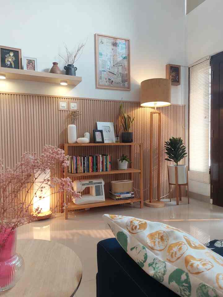 Sebenarnya color pallette di rumahku adalah white and wood. Tetapi terkadang aku pengen sekali memasukkan trend warna yang kekinian seperti desain barang-barang mid century yang vibrant.
Misalnya adalah color pallete di kamar utama, aku bikin kamar ini beda dari tema rumah keseluruhan. Ini adalah wujud rasa penasaran dengan kombinasi warna yang mencolok dan kontras.
#PilihWarnaRumah
#HomeColorPalette
#RekomendasiWarnaRumah
#IdeTemaRumah
#Colortones