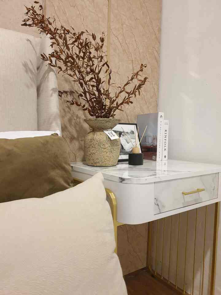 Menjadi satu-satunya kamar tidur sekaligus tempat sholat di rumah. Sebisa mungkin Enon sulap kamar tidur bawaan developer dengan luasan 2.8m × 2.3m ini menjadi ala-ala kamar hotel (?) 😁 hotel yang sekali buka pintu langsung kelihatan semuanya 😆
Untuk Enon yang masih sendiri, kamar ini sudah cukup! 

#kamarputri #kamarmungil #kamartidur #kamartidurhotel 