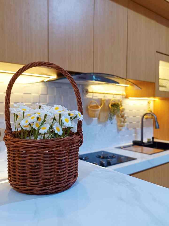 Sedikit sentuhan Keranjang Rotan dipadukan dengan Bunga Daisy Putih 🌸, cantik sekali dan kalem  #dapurkayu #inspirasidapur #inspirasirumah #dapurminimalis #dapuridaman #kitcenset #dapurku #keranjangrotan #rotan {9 # bunga} #bungadaisy 