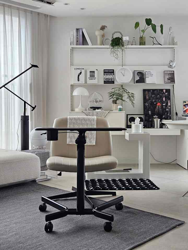#제품제공

Ensanmount side table SW-A02 ‼️

Gas spring arm designed to be smooth, stable, and sturdy when adjusting the height,

Practical slots to hold multipurpose items such as cell phones or tablets, tumblers, bags,

Simple and clean design,

Ensanmount side table SW-A02 has become a daily necessity ‼️

Due to modern people's chronic diseases such as turtle neck and disc problems,

You can't sit for long, but when you do sit, you stand up and walk whenever you have time to reduce back strain.

Now, there is no need for that.

You can stand, sit, or move around with this side table, and it expands the space next to your narrow desk, so you can quickly focus, and your work efficiency is also greatly improved👍
I highly recommend it❤️

🏷 Ensanmount @nsanmount

#Ensanmount #사이드테이블 #쇼파테이블 #높이조절테이블 #베드사이드테이블 #데스크테리어 #서재인테리어 #거실인테리어 #거실 #생활필수템 #일상템 #집스타그램 #홈스타일링 #오늘장면한컷 #오늘우리집 #집에서제일바빠