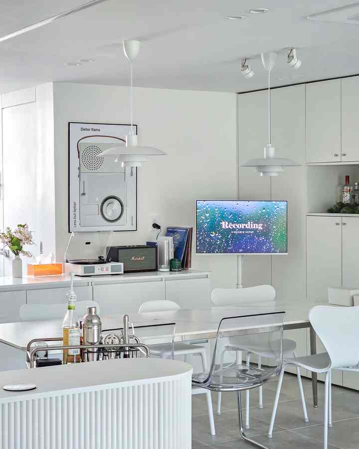 Meja makan, ruang dimana keluarga kami paling banyak menghabiskan waktu bersama.
Jika ada musik lembut yang diputar saat percakapan, suasananya terasa terisi.
Dan pembicara luar biasa 'Marshall Stanmore 3' yang menciptakan suasana itu.
Suara yang kaya dan jernih membuat Anda tenggelam dalam musik, dan pengoperasiannya sederhana.
Ini mendukung Bluetooth dan aplikasi, dan saya sangat menyukai desain mewah Marshall serta interiornya.
Saat ini Benupe sedang mengadakan acara giveaway hadiah Marshall Homeline 3 hingga tanggal 31 Juli, jadi jika Anda tertarik, saya sangat menyarankan untuk memeriksanya!

Showroom Benupe selalu buka dari hari Senin sampai Minggu / pukul 09:00-18:00 tanpa ada hari libur.
Showroom Kantor Pusat Benupe: Lantai 1, 357 Hoedong-gil, Paju-si, Gyeonggi-do (dekat Lotte Outlet, Kompleks Buku Paju)
Benupe Galleria Cabang Gwanggyo: Benupe & Louis Poulsen, lantai 8, 124 Gwanggyojungang-ro, Yeongtong-gu, Suwon-si, Gyeonggi-do

#Marshall #스탠모어 #스탠모어3 #marshall #stanmore #stanmore3 #베뉴페파인더스 #베뉴페 #BENUFE {8 #Penataan Gaya Rumah} {9 #Interior Rumah} #집스타그램 #집꾸미기 #다이닝룸 #다이닝룸인테리어 #스피커 #스피커추천 #어흥어흥야옹 {17 #Adegan hari ini} 